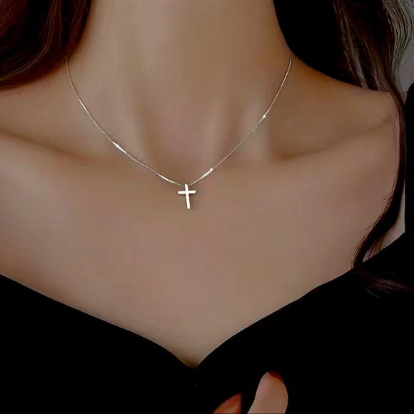Minimalist Style Silvery Cross Pendant Necklace - Picture 4 of 6